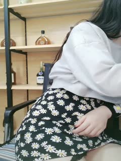身材姣好的小女生这样也能拍 一看就知道是玩咖